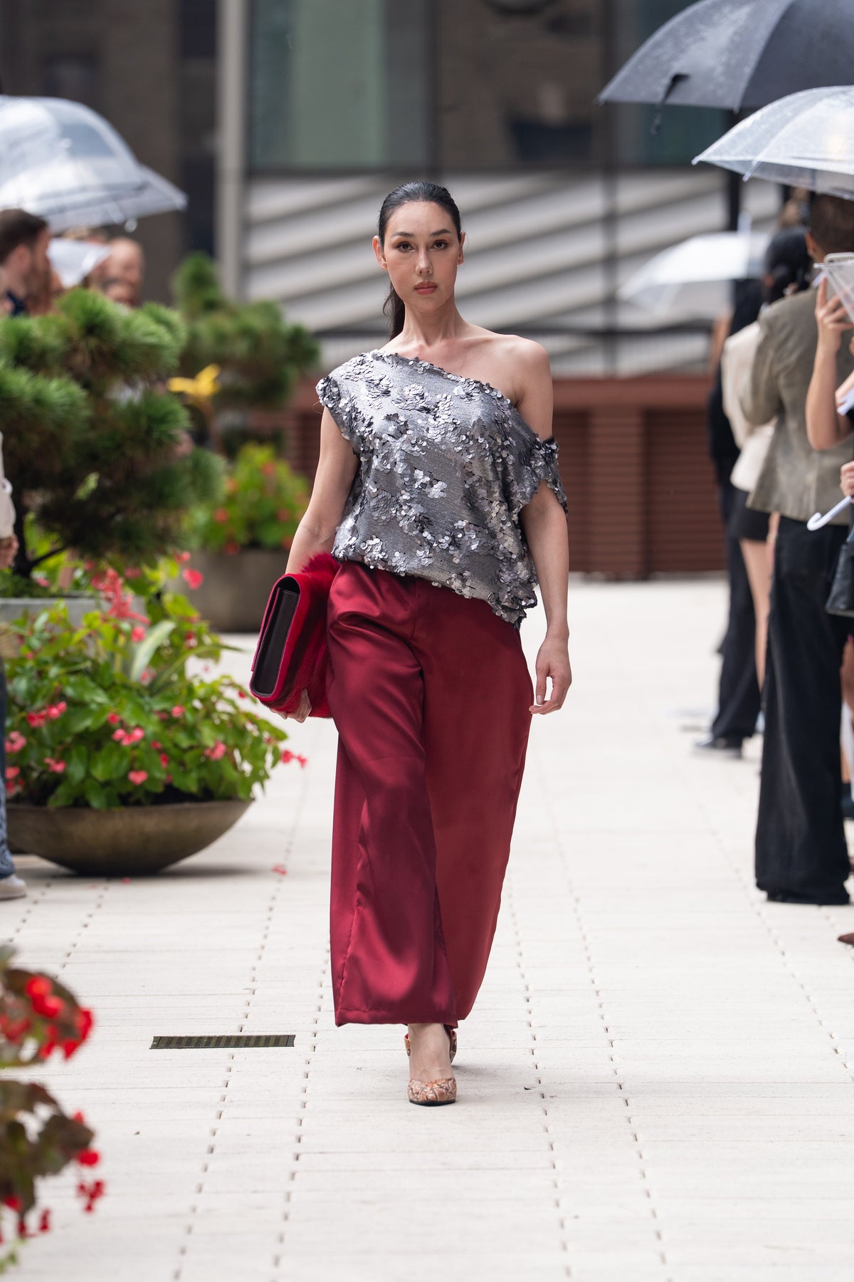 THE ZEPHYR OVERSIZED ENVELOPE COMPLETE LOOK